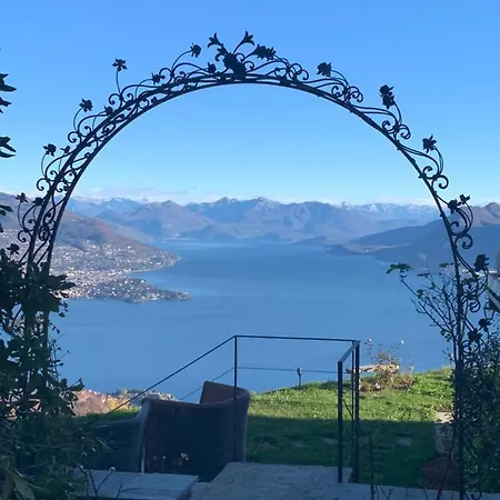 Private Luxury & Silence Retreat With Spectacular View Over The Maggiore Frühstückspension